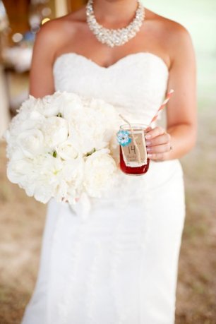 Белоснежный букет невесты и оригинальная форма подачи напитки