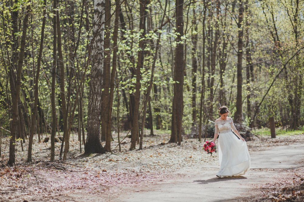 Прогулка невесты в парке. Свадьба весной